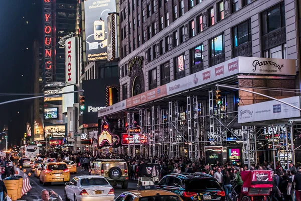 New York - Stati Uniti - 25.05.2014 - Persone notturne di Times Square che passeggiano per Cars Taxi driving — Foto Stock