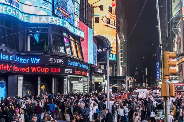 New York City - Verenigde Staten - 25.05.2014 - Times Square nacht mensen rondlopen — Stockfoto