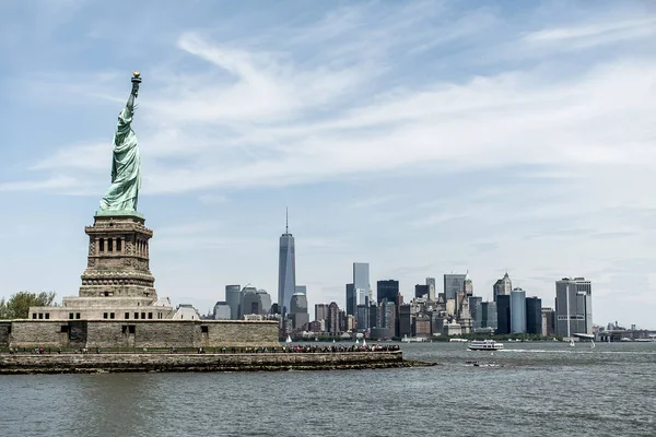 Liberty New York-i Skyline emlékmű szobra — Stock Fotó