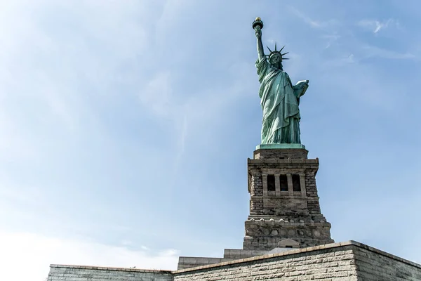 Liberty New York Skyline anıt heykeli — Stok fotoğraf