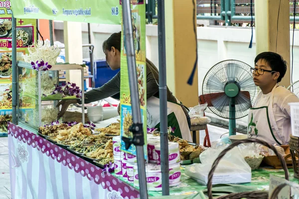 Bangkok Tailandia 03.10.2015 Taling chan mercado flotante tradicional gente local que vende productos frescos — Foto de Stock