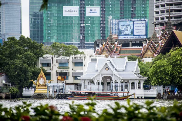 Bangkok Thailand 03.10.2015 Long tail motor boat cruise in front of Wat temple Chao Praya river — Stock Photo, Image