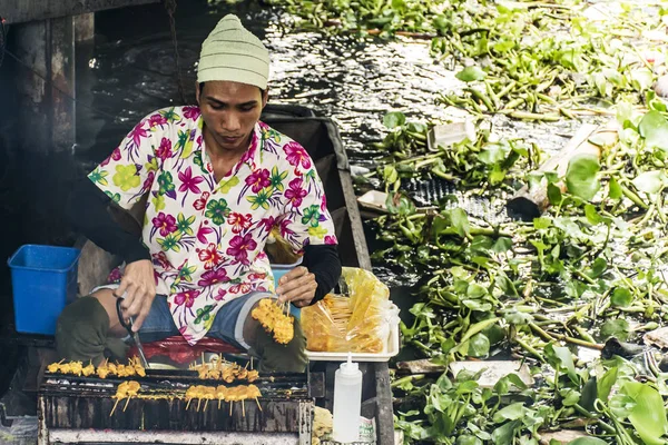 Bangkok Tailandia 03.10.2015 Taling chan mercado flotante tradicional gente local que vende productos frescos — Foto de Stock