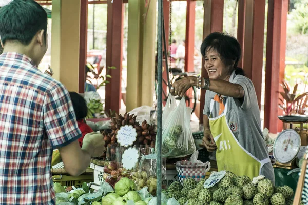 Bangkok Tailandia 03.10.2015 Taling chan mercado flotante tradicional gente local que vende productos frescos — Foto de Stock