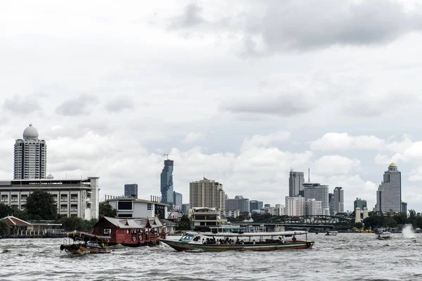 Bangkok Thailandia 03.10.2015 Lunga coda barca fiume Skyline Phraya chao grattacielo barche turistiche — Foto Stock