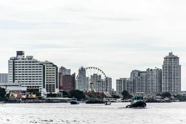 Łodzi na rzece Menam Bangkok Tajlandia Skyline i diabelski — Zdjęcie stockowe