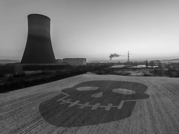 Usina nuclear pôr do sol nascer do sol preto branco Radiação ambiente do solo — Fotografia de Stock