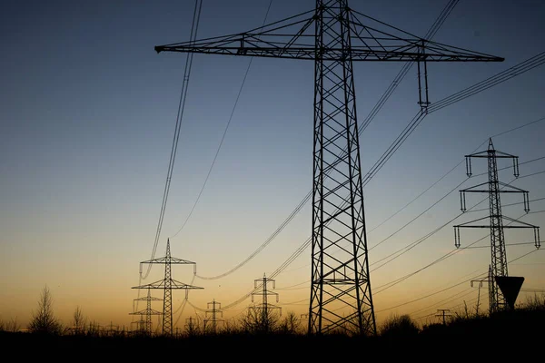 Linee elettriche acciaio torre paesaggio tramonto alba sagoma 2 — Foto Stock