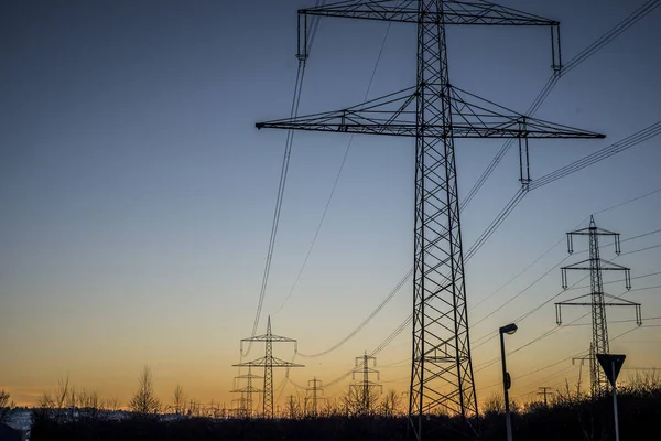 Zimní elektrické vedení ocelová věž krajinu sníh bílé slunce východu svítání 2 — Stock fotografie