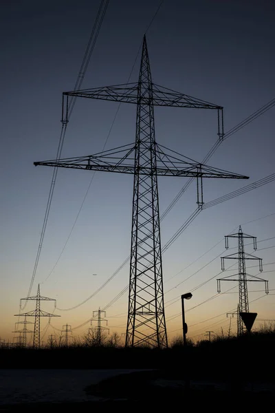 Linee elettriche acciaio torre paesaggio tramonto alba sagoma alba — Foto Stock