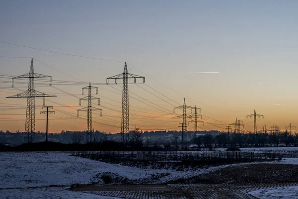 Vinter elektriska kraftledningar stål torn liggande snö vit solnedgång soluppgång gryning 5 — Stockfoto