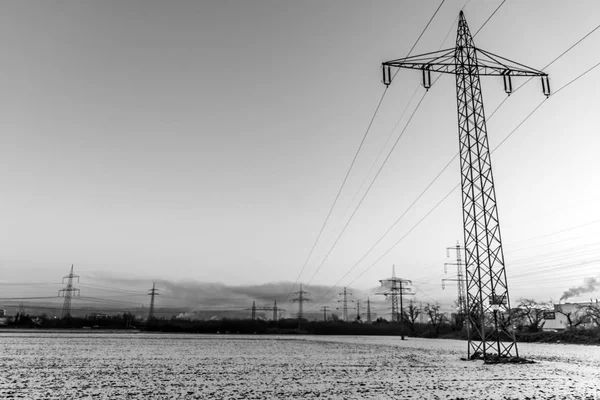 Inverno elettrico torre paesaggio Neve nero bianco tramonto alba — Foto Stock