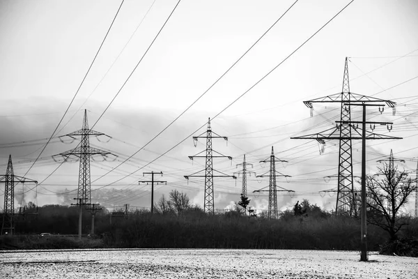 Zimní elektrické energie věž krajina Snow černé bílé slunce východu — Stock fotografie