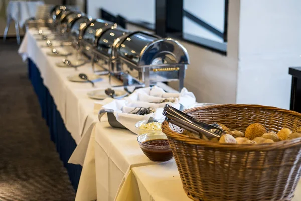 Catering mesa buffet com deliciosa comida Sortimento de pastelaria fresca — Fotografia de Stock