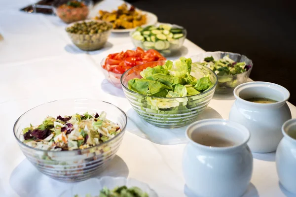 Vielfalt an frischen Salatschüsseln am Buffettisch Business-Dinner — Stockfoto