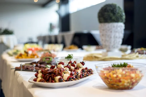Variedad de ensaladas frescas cuencos en mesa buffet cena de negocios —  Fotos de Stock