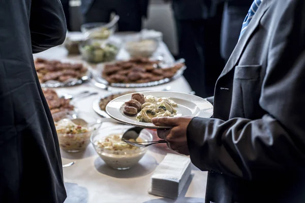 Emberek csoport étkezés svédasztalos ételeket fedett luxus étterem hús és saláta — Stock Fotó