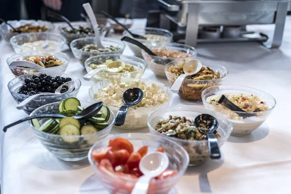 Varietà di insalate fresche ciotole sulla tavola da buffet cena di lavoro — Foto Stock