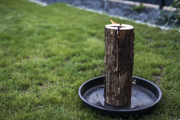İsveçli meşale yangın dinlenme için veya gıda sakin ruh pişirmek plaka üzerinde yanan saplama — Stok fotoğraf