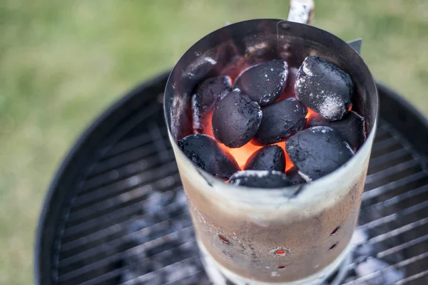 BBQ Grill Pit świecące i płonące gorący węgiel drzewny brykiety węgla żywności tło lub tekstura zbliżenie Top View — Zdjęcie stockowe
