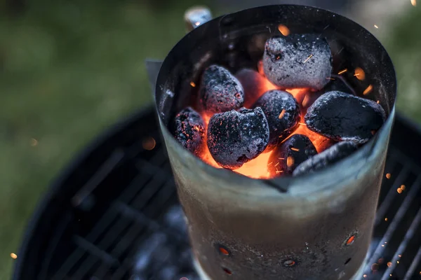 BBQ gril Pit zářící a planoucí horké uhlí brikety uhelné potravin pozadí nebo textury detail pohled shora — Stock fotografie