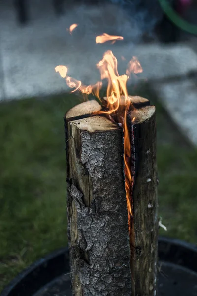 Schwedisches Fackelfeuer brennenden Stub auf Teller für Ruhe oder zum Kochen Essen kühle Stimmung — Stockfoto