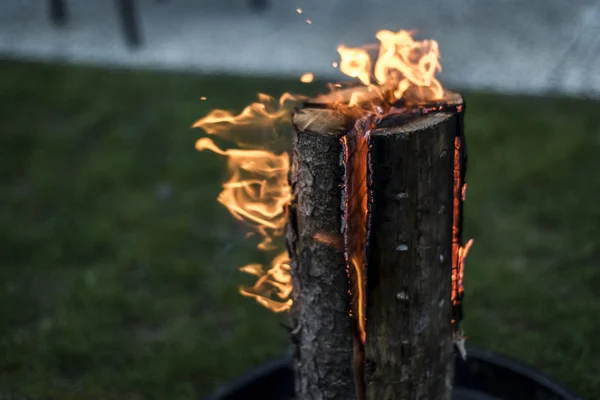 Tocha sueca fogo queima toco no prato para descansar ou cozinhar o humor frio comida — Fotografia de Stock