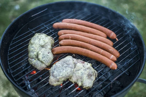 Heerlijk gegrilde vlees over kolen op barbecue grill bbq — Stockfoto