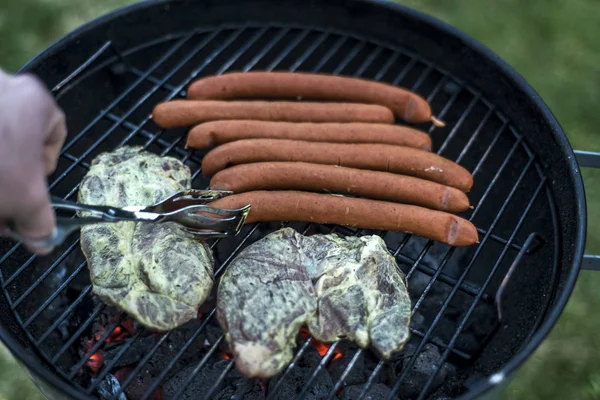 Lahodná grilovaná masa nad uhlí na grilování gril bbq — Stock fotografie