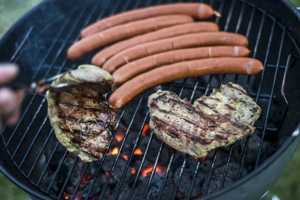 Lahodná grilovaná masa nad uhlí na grilování gril bbq — Stock fotografie