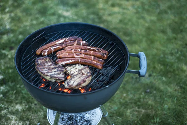 Heerlijk gegrilde vlees over kolen op barbecue grill bbq — Stockfoto