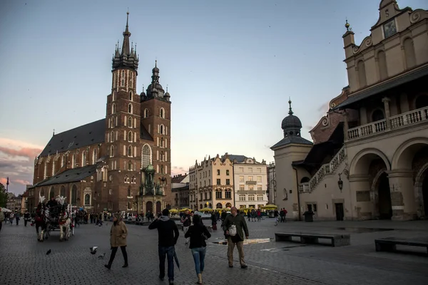 10.05.2015 Krakow Polen - kerk St. Mary en Lakenhalle belangrijkste marktplein stad — Stockfoto