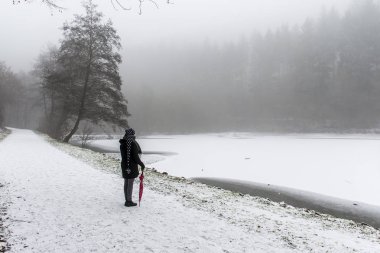 Kız yalnız şemsiye yolu kış 3 ağaçlar