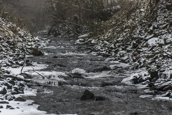 Kış sarma creek ve karla kaplı 6 manzara — Stok fotoğraf