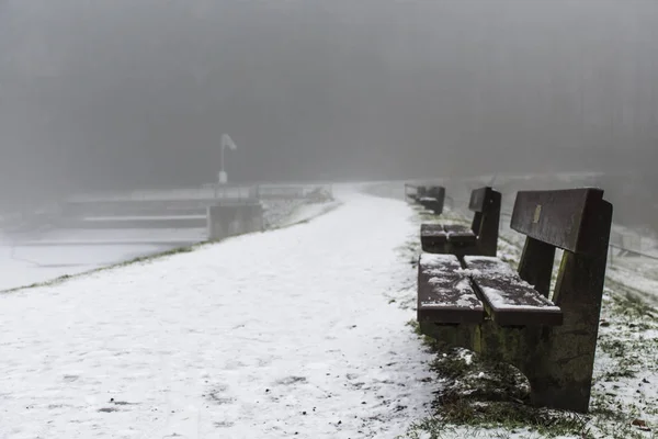 Banc siège vide dans les arbres en bois hiver et brouillard 6 — Photo