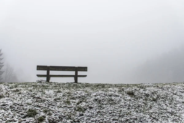Лавка порожнє сидіння на деревах зима і туман 9 — стокове фото