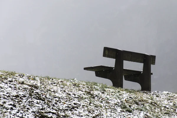 Panca posto vuoto in alberi di legno inverno e nebbia 13 — Foto Stock