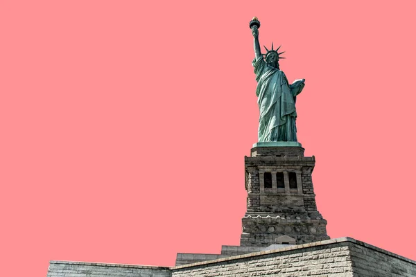 Ізольована статуя свободи на тлі рожевий Нью-Йорк, США — стокове фото