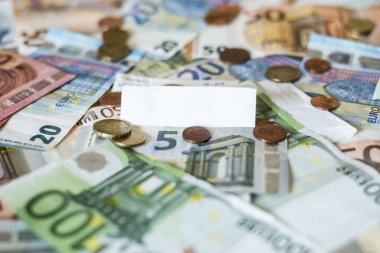 tasarruf para kavramı euro banknot nakit tüm boyutları ve Resepsiyon fatura ödeme mağaza metin toplamı sentlik demir kaydedin