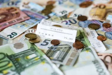 tasarruf para kavramı euro banknot nakit tüm boyutları ve Resepsiyon fatura ödeme mağaza metin toplamı sentlik demir kaydedin