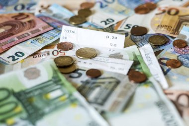 tasarruf para kavramı euro banknot nakit tüm boyutları ve Resepsiyon fatura ödeme mağaza metin toplamı sentlik demir kaydedin