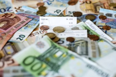 tasarruf para kavramı euro banknot nakit tüm boyutları ve Resepsiyon fatura ödeme mağaza metin toplamı sentlik demir kaydedin