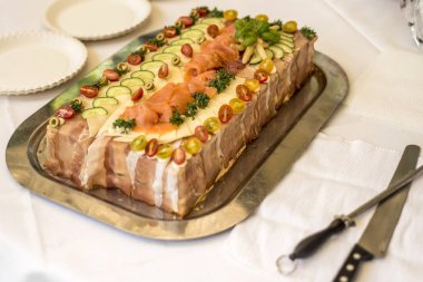 Özel geleneksel sandviç kek katmanları jambon, sebze peynir ve soslar ile