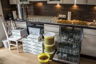 Alman Beehoney enerji bugünlük söyleyerek Cam Kavanoz beyaz karton kutular içine taze altın bal dolduruyor arıcı