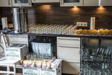 Alman Beehoney enerji bugünlük söyleyerek Cam Kavanoz beyaz karton kutular içine taze altın bal dolduruyor arıcı