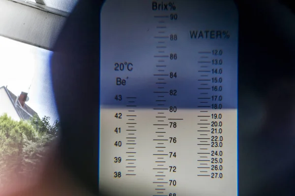 Regarder à l'intérieur réfractomètre champ dispositif mesure indice sucre quantité eau miel 18 pour cent allemand réfraction standard — Photo