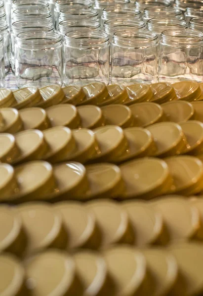 Muchos frasco de vidrio vidrios vacíos fila para mermelada miel con tapa tapas fondo abstracto bokeh — Foto de Stock