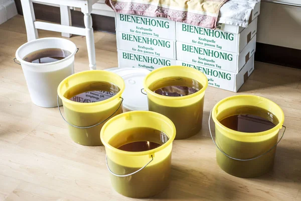 Cubos de miel dorada fresca en frasco de vidrio cajas de cartón blanco diciendo alemán Beehoney Energy for the Day — Foto de Stock
