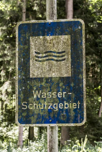 Gamla rostiga vintage glömda tyska tecken i skogen översättning wasser schutzgebiet betyder vatten reserv — Stockfoto