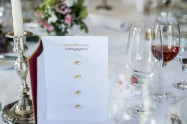 Yemek Masası şarap glas mum yanan card olay Alman başlık metin hochzeitsmenu çeviri düğün menüsü tasarlamak